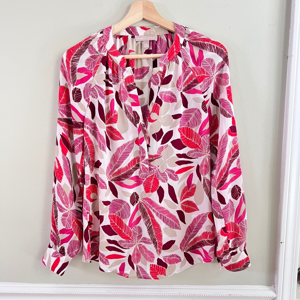 Banana Republic Blouse XS Women Tropical Leaf Print Pink Red V-Neck Long Sleeve